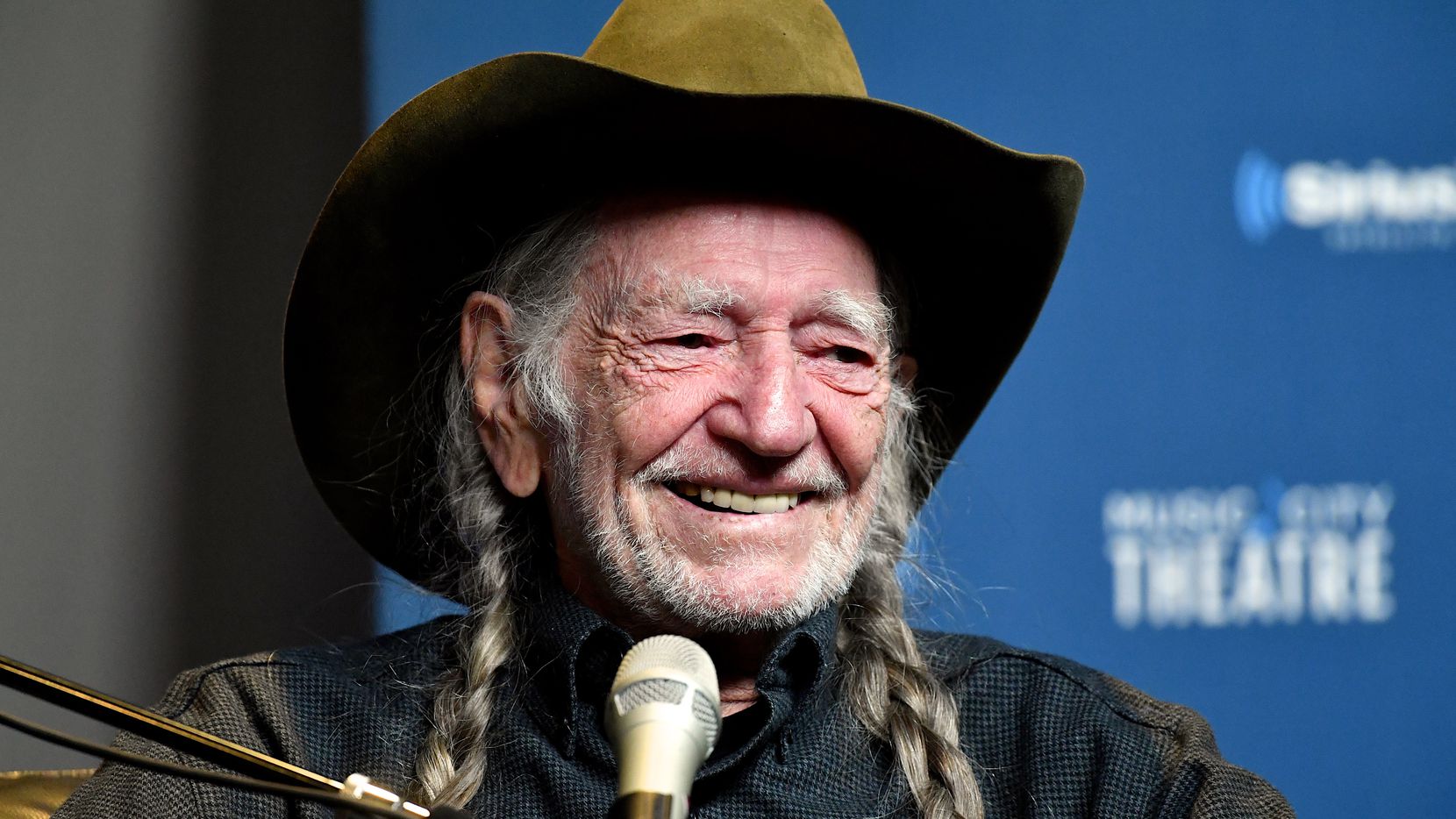 How tall is Willie Nelson?